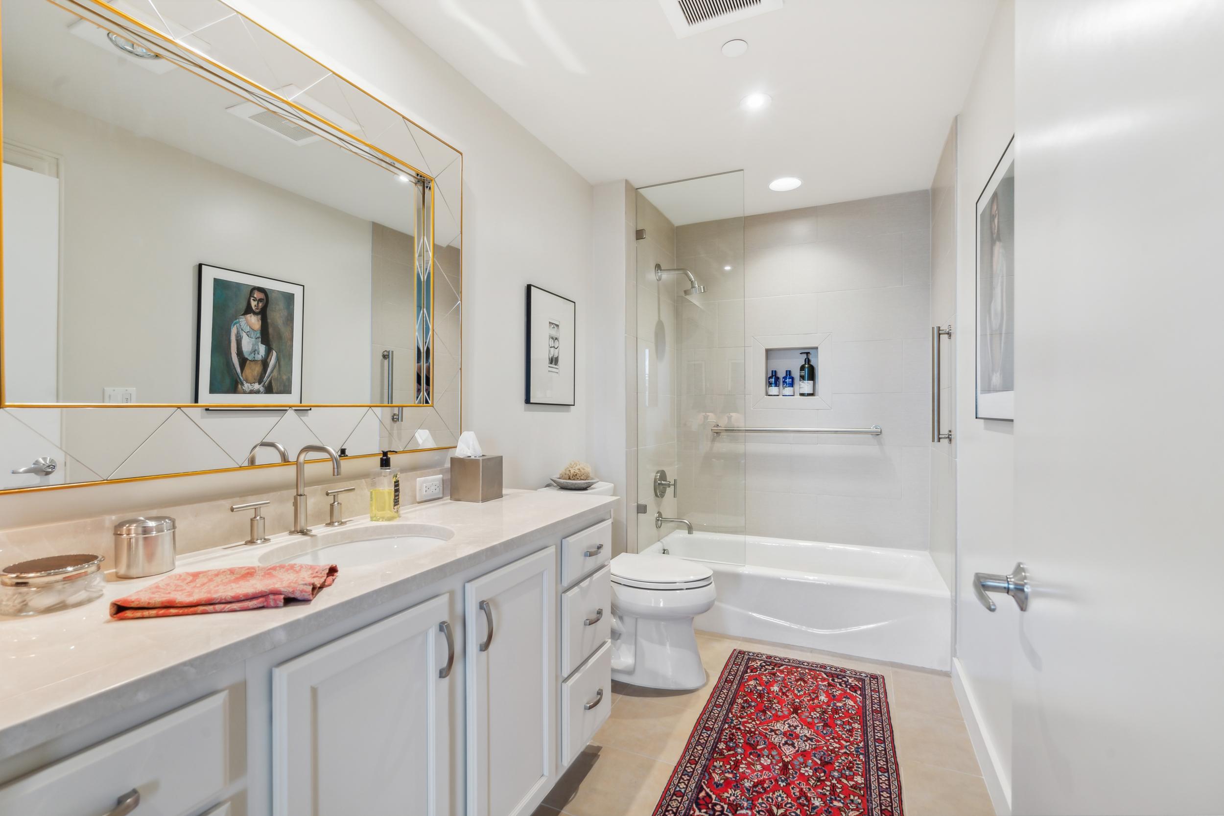 Guest bathroom of a Leon floor plan.